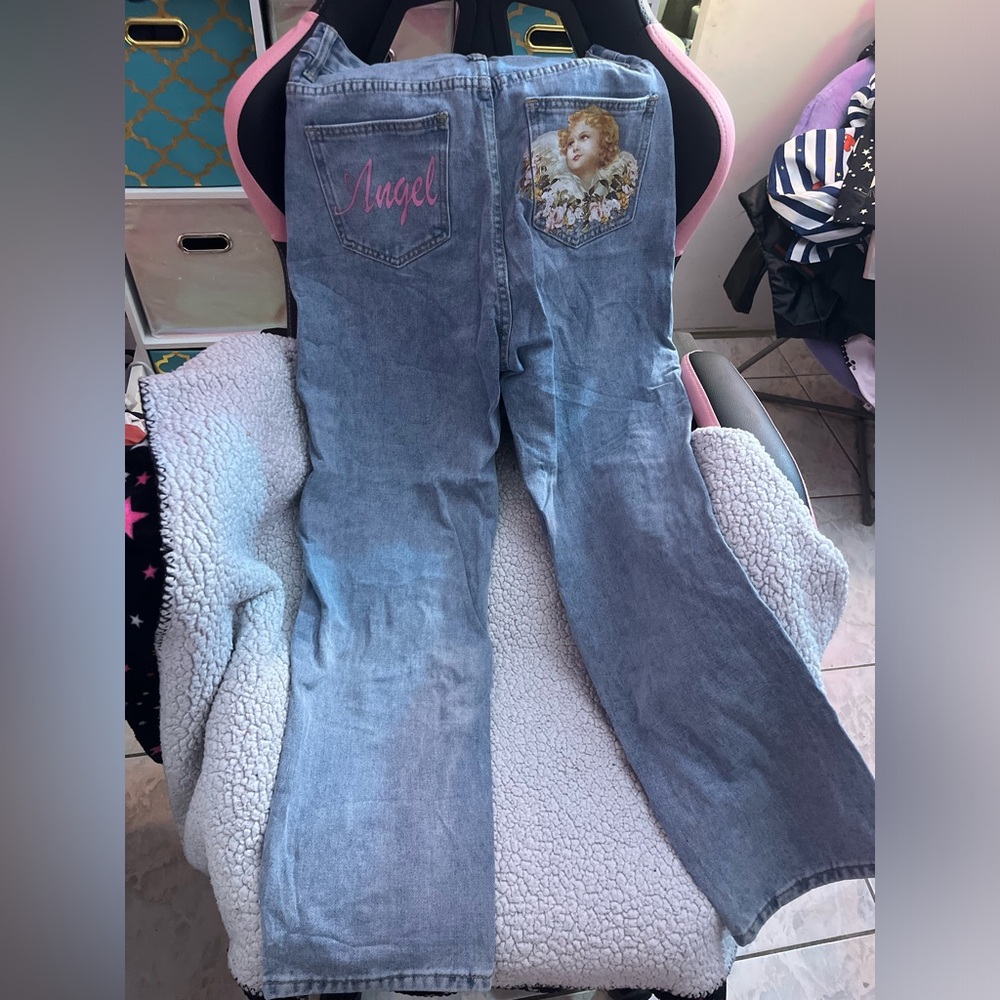 Super cute light washed jeans with Angel picture and writing in the back pockets